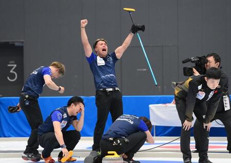 　優勝を決めて喜ぶＳＣ軽井沢クラブ・山口剛史（中央）。右端は肩を落とすロコ・ソラーレの前田拓海（撮影・堀内翔）