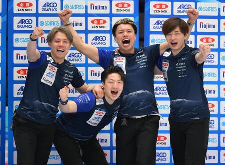 　優勝を決めて喜ぶＳＣ軽井沢クラブの（左から）小泉聡、山本遵、山口剛史、栁沢李空（撮影・堀内翔）