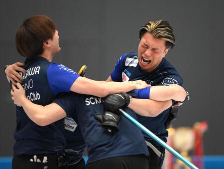 　優勝して号泣するＳＣ軽井沢クラブ・山口剛史（右）（撮影・堀内翔）