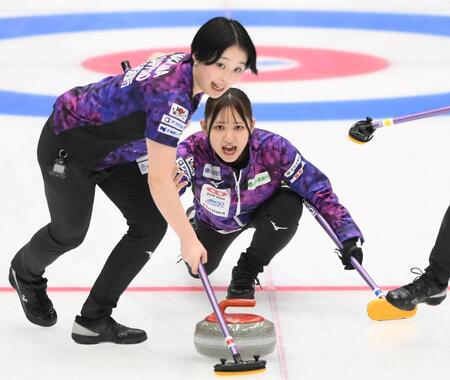 　ストーンを投じる北海道銀行・仁平美来。左は中島未琴（撮影・堀内翔）