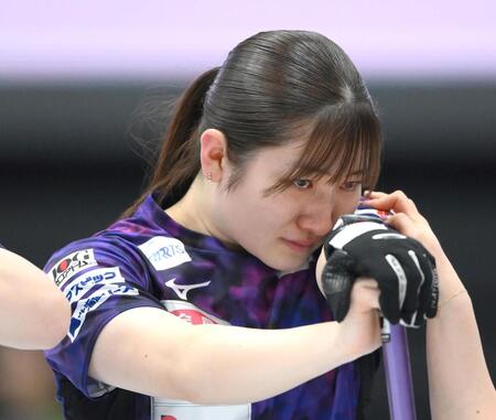　第１１エンド、ストーンを投げ終えて号泣する北海道銀行・田畑百葉（撮影・堀内翔）