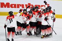 　ポーランドを破り、４大会連続５度目の五輪出場を決めて喜ぶ日本の選手たち