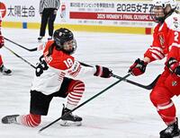 　第１ピリオド、先制ゴールを決める前田（左）