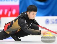 　ストーンを投じるロコ・ソラーレの前田拓海（撮影・堀内翔）