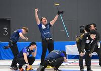 　優勝を決めて喜ぶＳＣ軽井沢クラブ・山口剛史（中央）。右端は肩を落とすロコ・ソラーレの前田拓海（撮影・堀内翔）