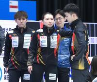 　準優勝に終わった前田拓海（右）を励ますロコ・ソラーレの本橋麻里コーチ（撮影・堀内翔）