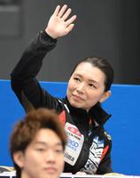 　試合前に歓声に応えるロコ・ソラーレの本橋麻里コーチ（撮影・堀内翔）