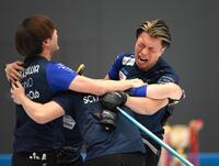 　優勝して号泣するＳＣ軽井沢クラブ・山口剛史（右）（撮影・堀内翔）