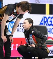 　準優勝に終わり肩を落とすロコ・ソラーレの本橋麻里コーチ（右）（撮影・堀内翔）