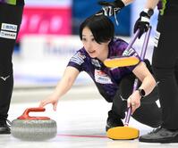 　ストーンを投じる北海道銀行・中島未琴（撮影・堀内翔）