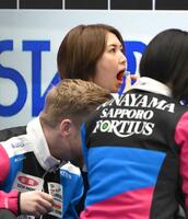 　ハーフタイムにイチゴを食べるフォルティウス・吉村紗也香（撮影・堀内翔）