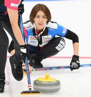 　ストーンを投じるフォルティウス・吉村紗也香（撮影・堀内翔）