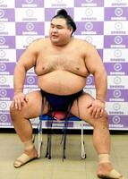 　大相撲トーナメントで３度目の優勝を果たし、取材に応じる高安
