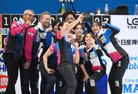 　優勝を決めて自撮りするフォルティウス（撮影・堀内翔）