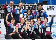 　試合後に声援に応えるフォルティウス。（前列左から）小谷優奈、近江谷杏菜、吉村紗也香、小野寺佳歩、小林未奈（後列同）白井一幸、ニクラス・エディンコーチ、船山弓枝コーチ（撮影・堀内翔）