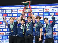 　優勝杯を掲げるＳＣ軽井沢クラブの（左から）小泉聡、山本遵、山口剛史、栁沢李空（撮影・堀内翔）