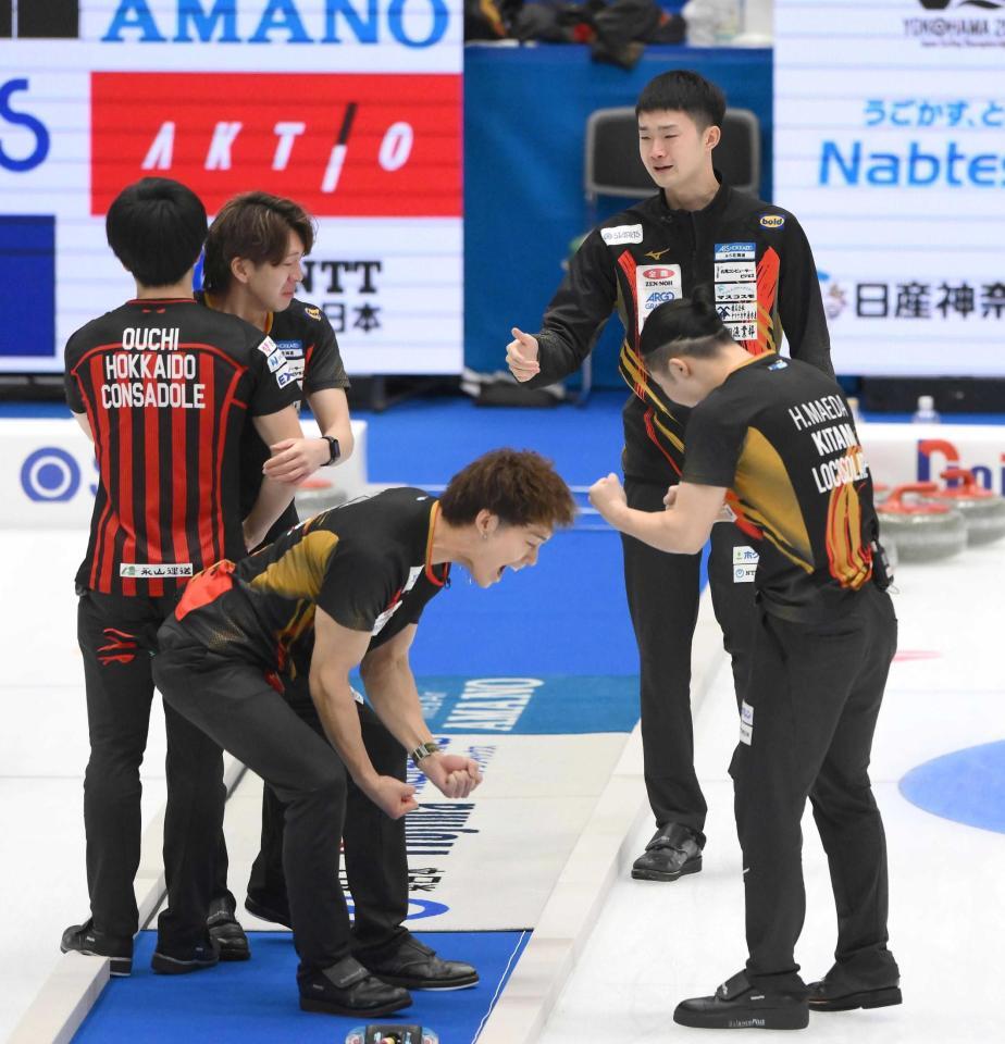 　決勝進出を決めて喜ぶロコ・ソラーレの前田拓海（後方右）、ガッツポーズをする上川憂竜（手前左）、中原亜星（左から２人目）、前田拓紀（右端）＝撮影・堀内翔