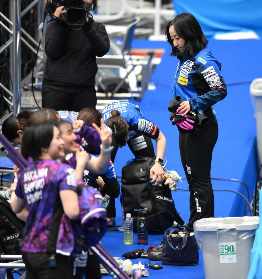 　準決勝敗退となり、喜ぶ北海道銀行の選手たち（手前）を前に肩を落とす藤沢五月（撮影・堀内翔）