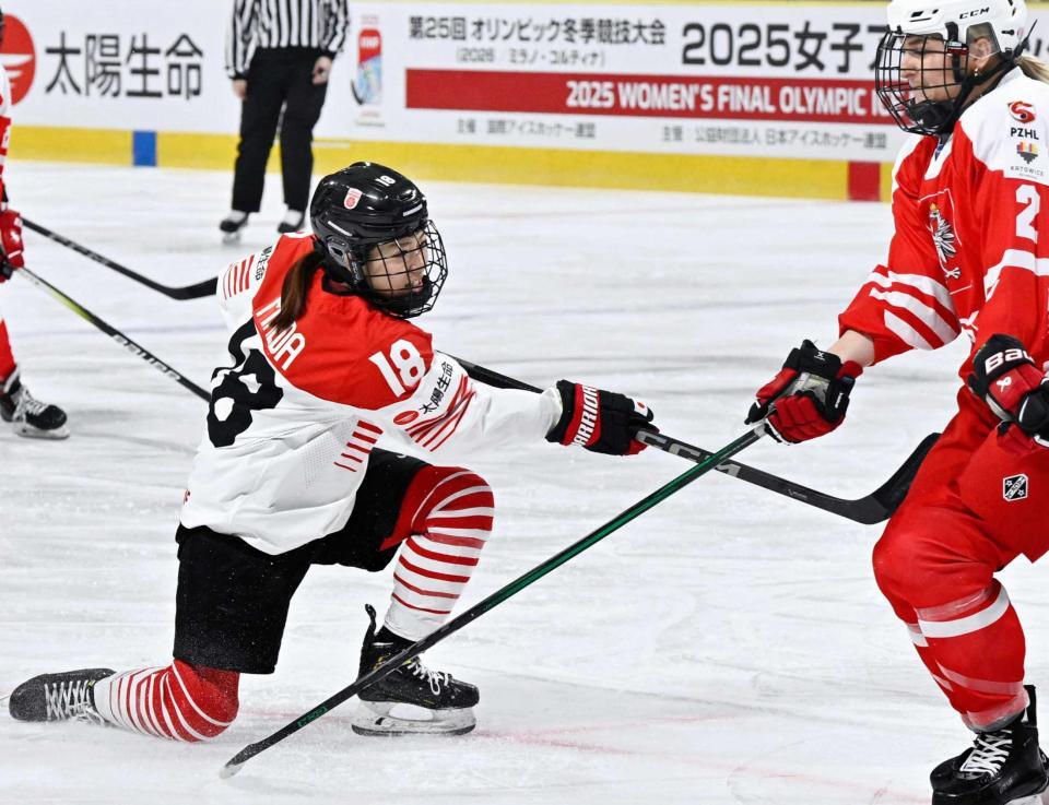 　第１ピリオド、先制ゴールを決める前田（左）