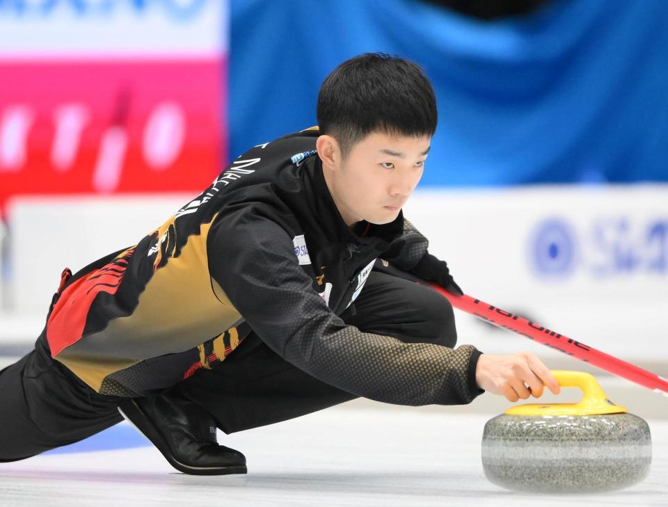　ストーンを投じるロコ・ソラーレの前田拓海（撮影・堀内翔）