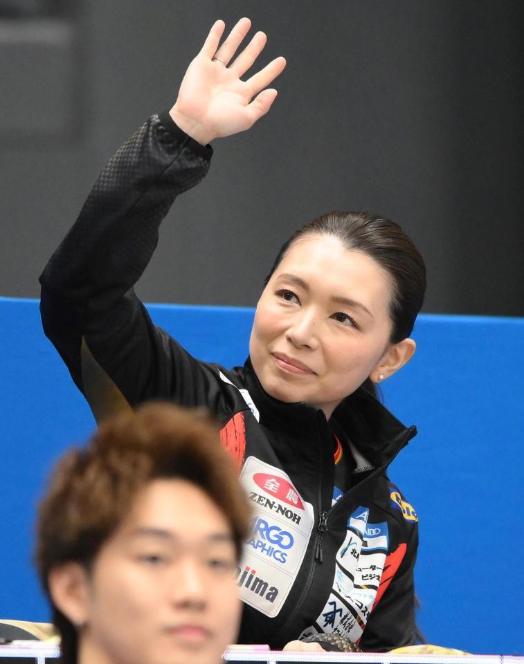 　試合前に歓声に応えるロコ・ソラーレの本橋麻里コーチ（撮影・堀内翔）