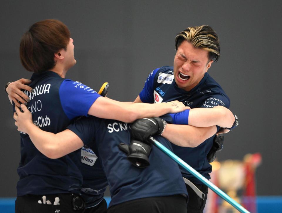 　優勝して号泣するＳＣ軽井沢クラブ・山口剛史（右）（撮影・堀内翔）