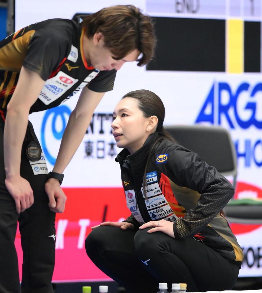 　準優勝に終わり肩を落とすロコ・ソラーレの本橋麻里コーチ（右）（撮影・堀内翔）