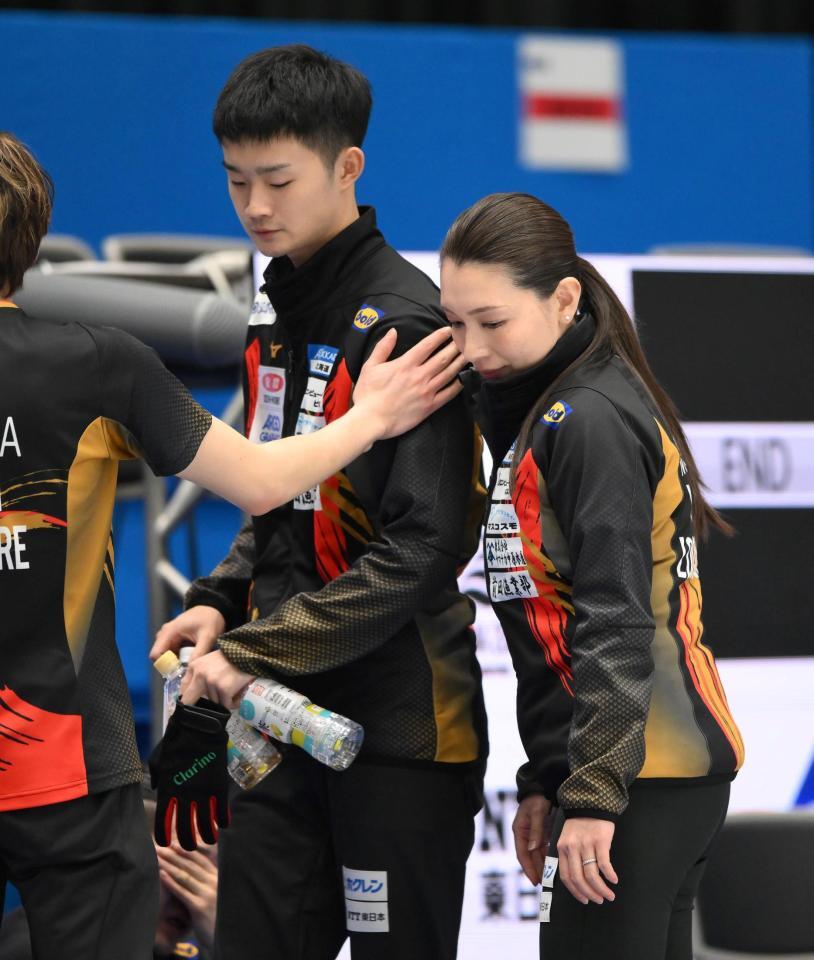 　準優勝に終わり肩を落とす前田拓海（左）、本橋麻里コーチ（撮影・堀内翔）