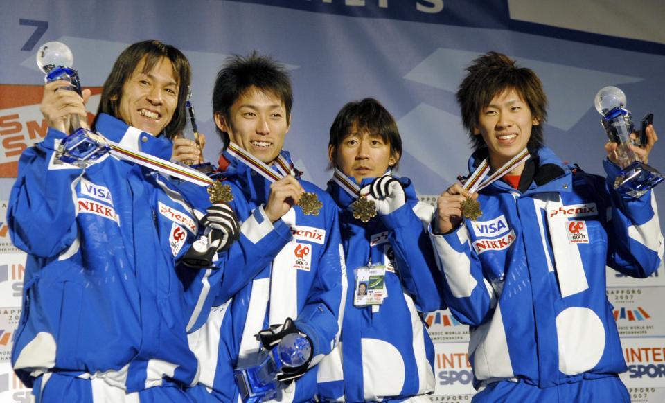 世界選手権の表彰式で銅メダルを手に笑顔の（左から）葛西紀明、伊東大貴、岡部孝信、栃本翔平（２００７年２月撮影）
