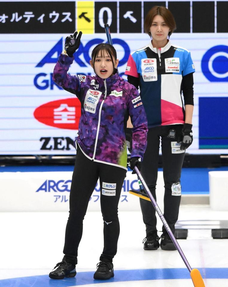 　指示を出す北海道銀行・仁平美来。右はフォルティウス・吉村紗也香（撮影・堀内翔）