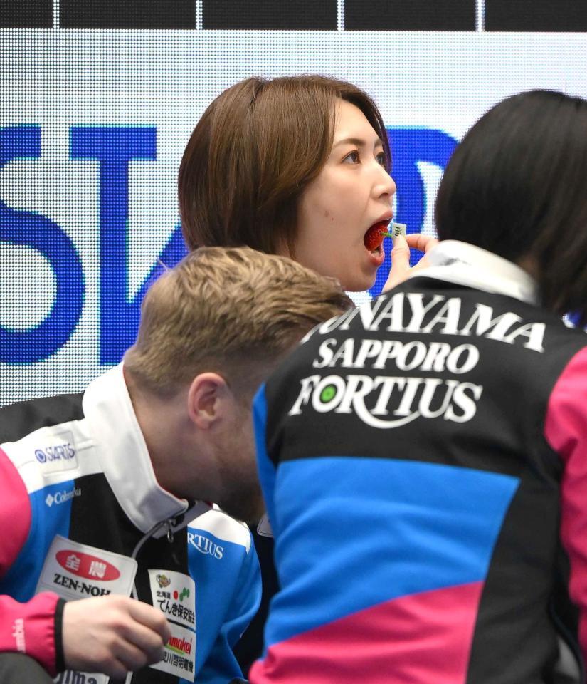 　ハーフタイムにイチゴを食べるフォルティウス・吉村紗也香（撮影・堀内翔）