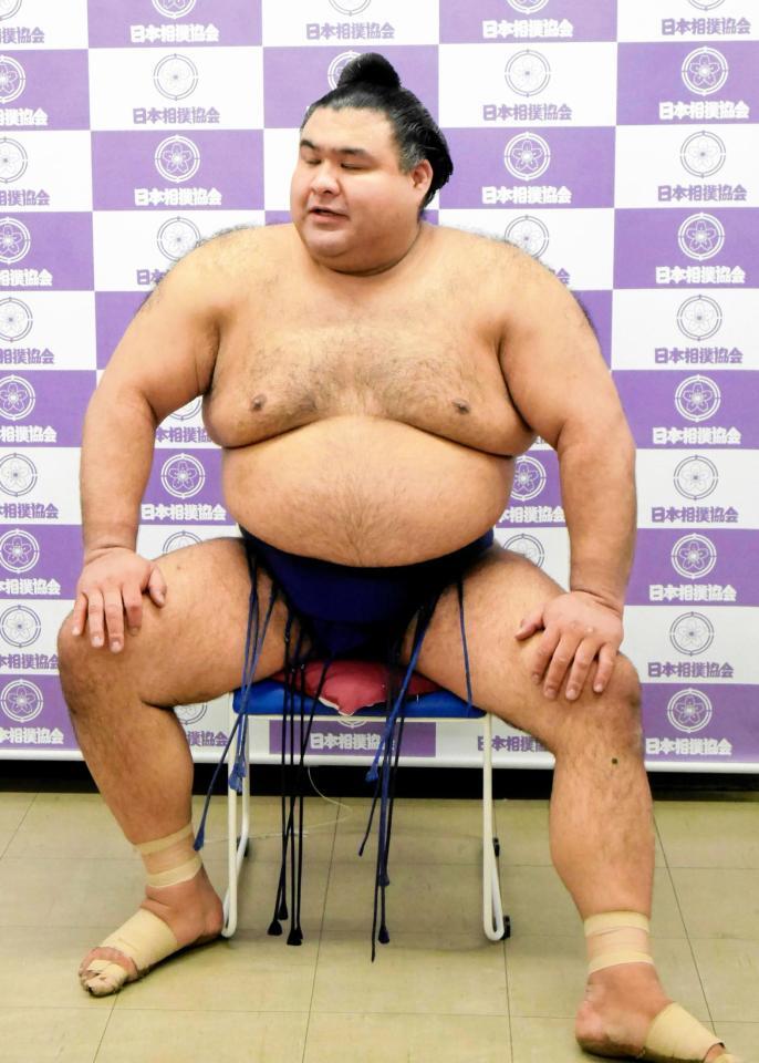 　大相撲トーナメントで３度目の優勝を果たし、取材に応じる高安