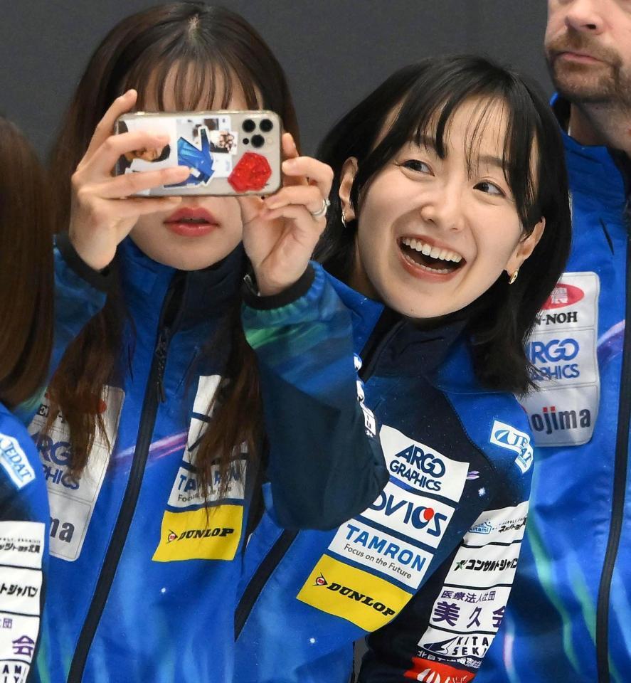 　表彰式を待つ間、吉田知那美（左）と自撮りする藤沢五月（撮影・堀内翔）