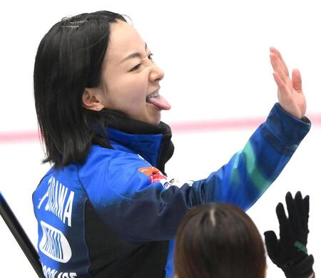 　第７エンドを終えて舌を出しながらタッチを交わすロコ・ソラーレの藤沢五月＝９日