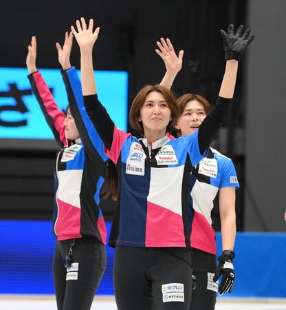 優勝を決めて喜ぶフォルティウス・吉村紗也香＝９日