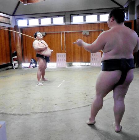 　弓取りの稽古を開始しスマホを手にした上戸（手前）からアドバイスを受ける天空海