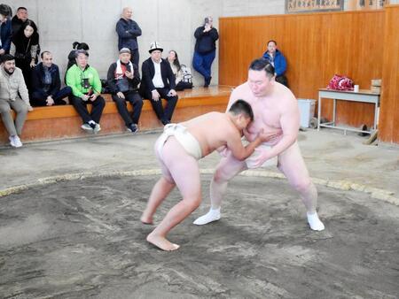 　海外選手に胸を出す宮城野親方