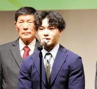 　表彰式に出席した岡慎之助