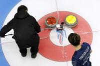 　男子決勝の第１０エンドの最終ショット後に行われた距離計測。ＳＣ軽井沢クのストーン（左）がわずかに内側につけ、優勝が決まった