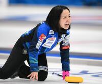 　ストーンを投げ終えて険しい表情を見せるロコ・ソラーレの藤沢五月＝９日