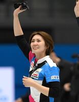 　優勝を決めて歓声に応えるフォルティウス・吉村紗也香＝９日