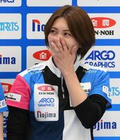 　試合後のインタビューで涙を拭くフォルティウス・吉村紗也香＝９日