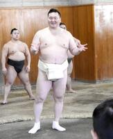 　海外選手に稽古を付ける宮城野親方