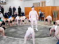 　海外選手に稽古を付ける宮城野親方