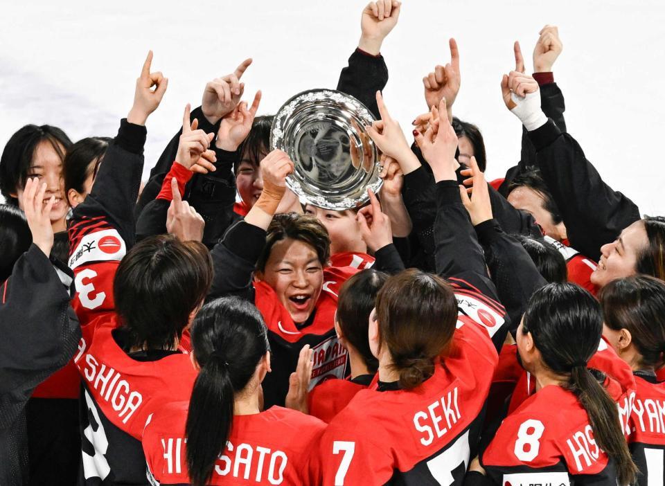 　五輪最終予選を３戦全勝で突破し、喜ぶ主将の小池（中央）ら日本の選手たち