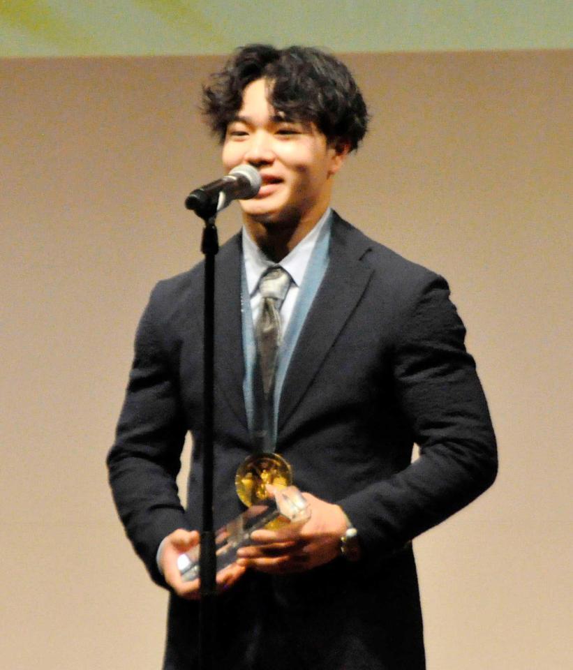 　日本体操協会から特別最優秀選手賞を贈られ、スピーチする岡慎之助