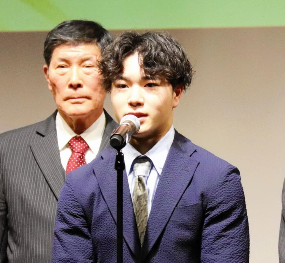 　表彰式に出席した岡慎之助