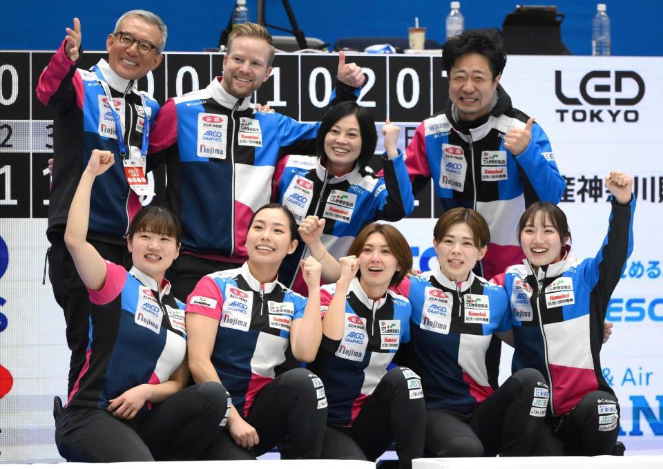 　試合後に声援に応えるフォルティウスの（前列左から）小谷、近江谷、吉村、小野寺、小林ら（撮影・堀内翔）