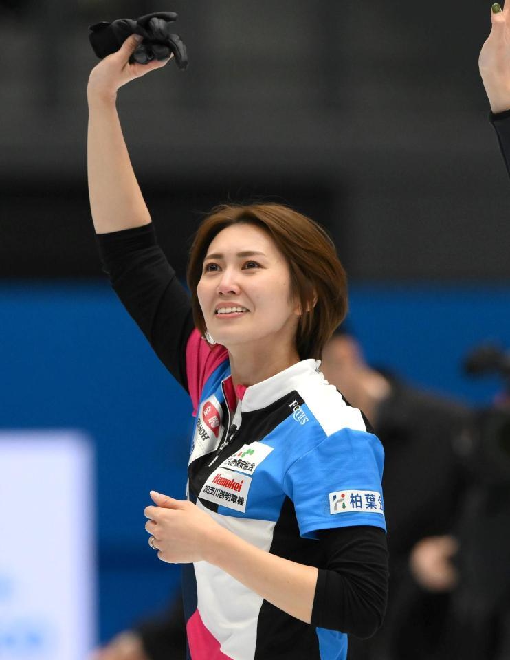 　優勝を決めて歓声に応えるフォルティウス・吉村紗也香＝９日