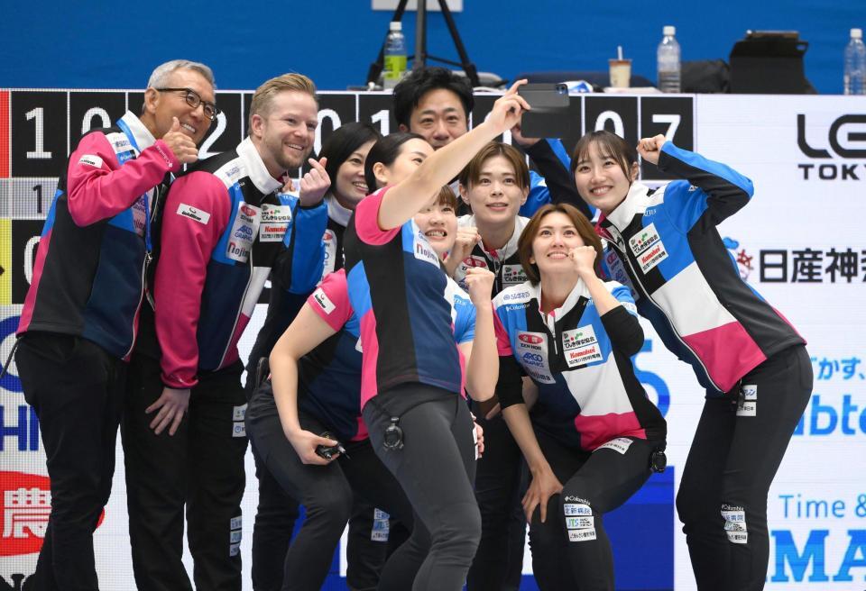 　優勝を決めて自撮りするフォルティウス＝９日